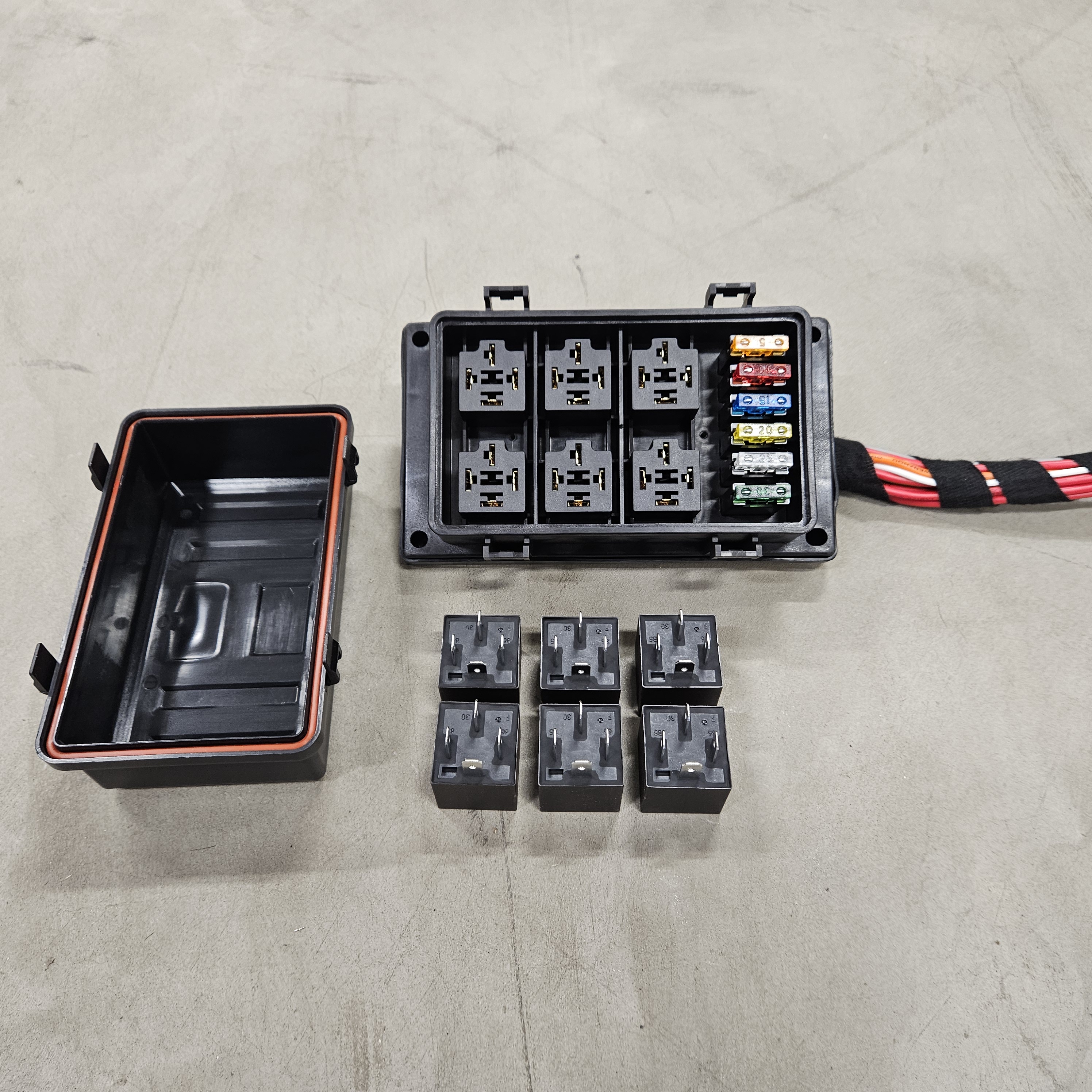 Weatherproof Relay and fuse box RB6-W (Bottom mount)