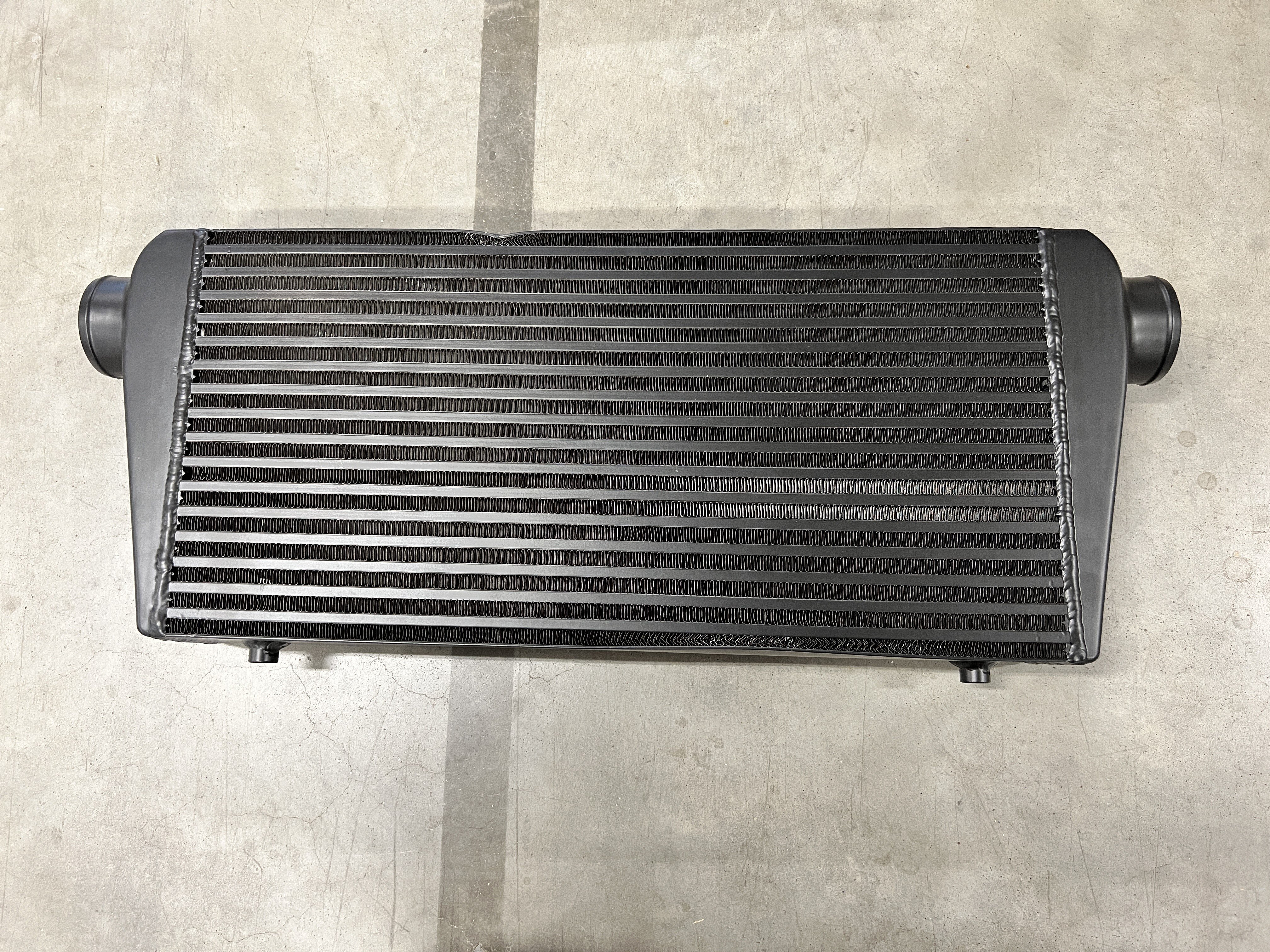 Hurricane Intercooler Black 3 ́ connections (78cm wide)