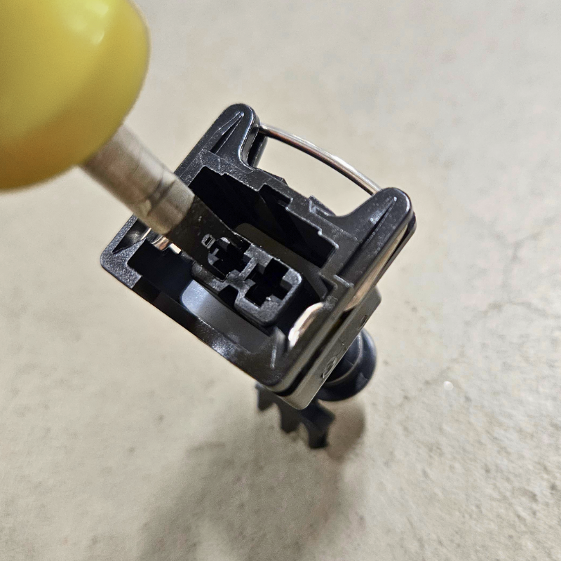 Extraction tool for JPT and SPT connectors